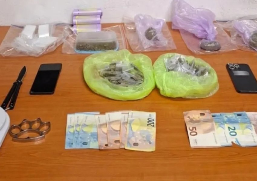 Bosi shqiptar i dirigjonte nga burgu, policia greke arreston dy të rinj për trafik droge