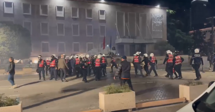 Media ndërkombëtare: Shpërthejnë protestat kundër qeverisë në Tiranë