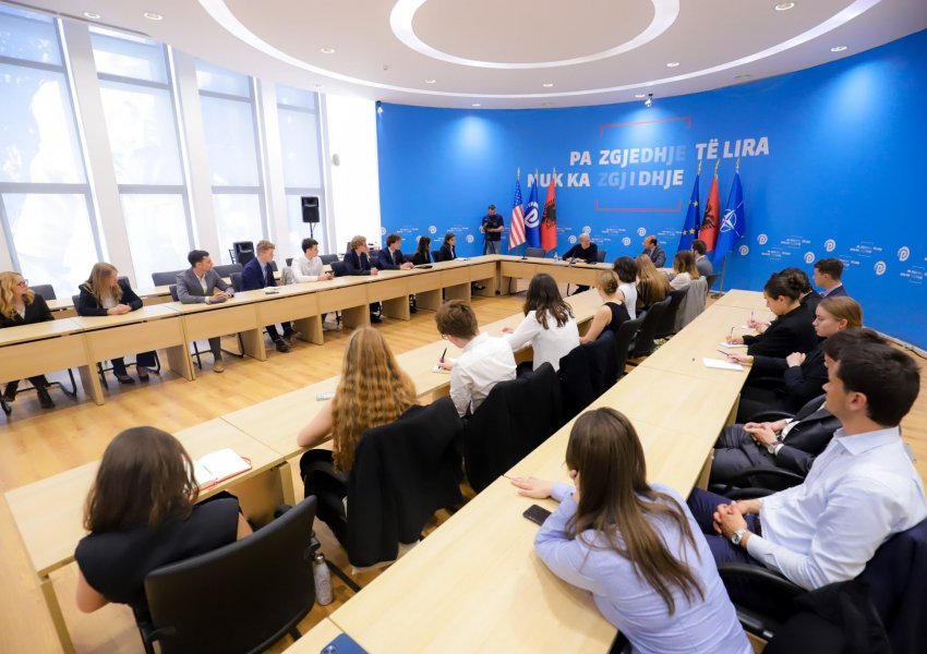 Berisha me studentët e Sciences Po: Shqipëria e ka vendin në BE! Korrupsioni, pengesë kryesore për integrimin