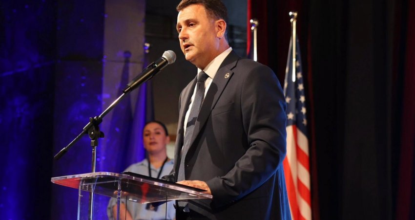 Ardian Gjini largohet nga kreu i AAK-së në Gjakovë, Flamur Fetahaj zgjidhet kryetar i ri