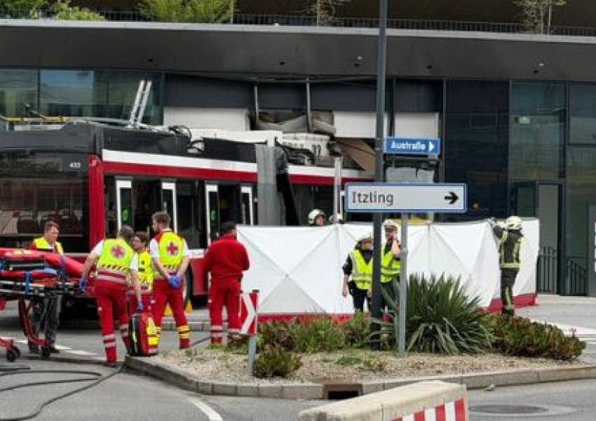 Austri/ Autobusi përplaset me supermarketin dhe merr përpara turmën, të paktën një i vdekur dhe shtatë të plagosur!