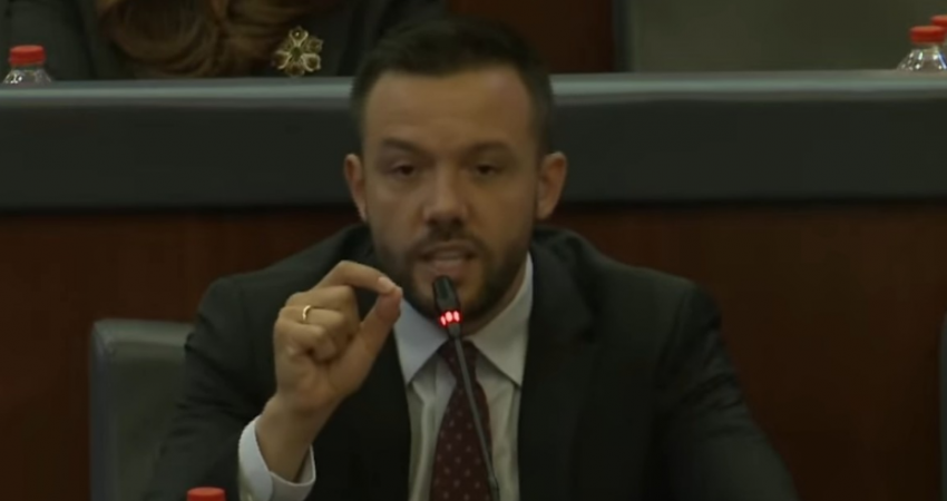 Tahiri i drejtohet VV-së: Ju kanë kap të dridhurat, se e keni ni erën që po vjen Hashim Thaçi