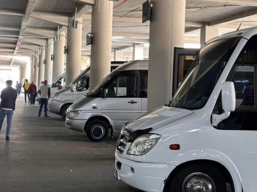 Rritja e çmimit të naftës'/ Transporti interurban në kolaps në Berat, linjat reduktohen deri në 40%