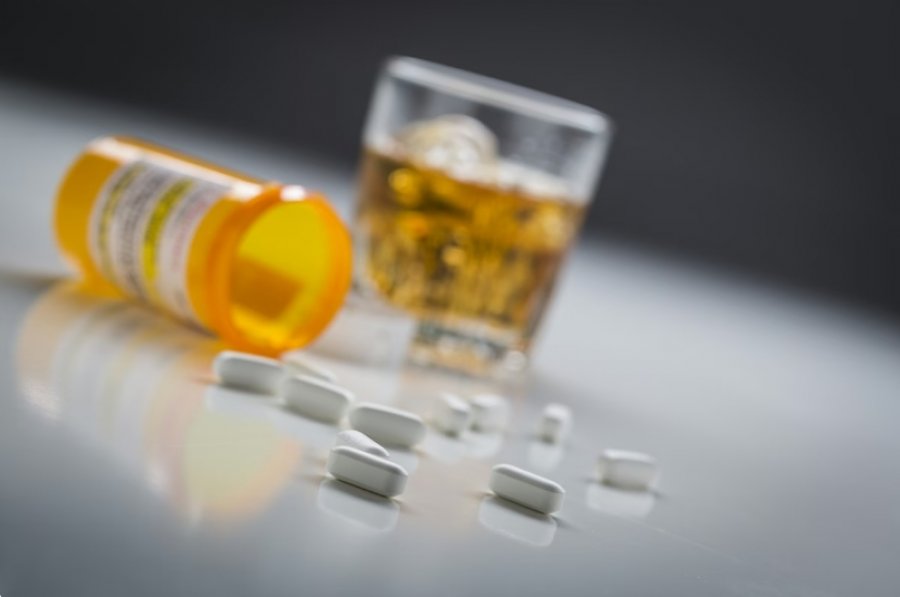 A mund të konsumoni alkool gjatë trajtimit me antibiotikë? Ja çfarë thonë ekspertët