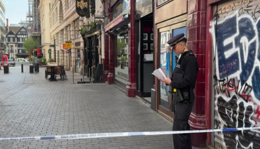 Përplasi me makinë disa këmbësorë, arrestohet shoferja 29-vjeçare në Angli! Një person në gjendje kritike