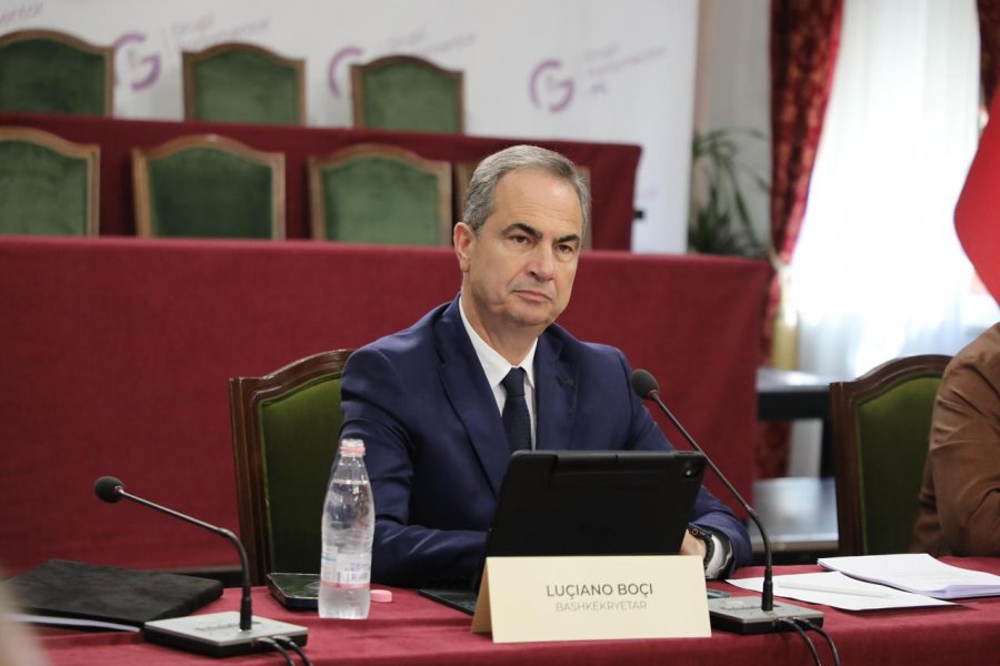 Ministrja braktis me arrogancë komisionin/ Shmang pyetjet e Boçit për Agjencinë e krijuar nga Kumbaro në konflikt interesi