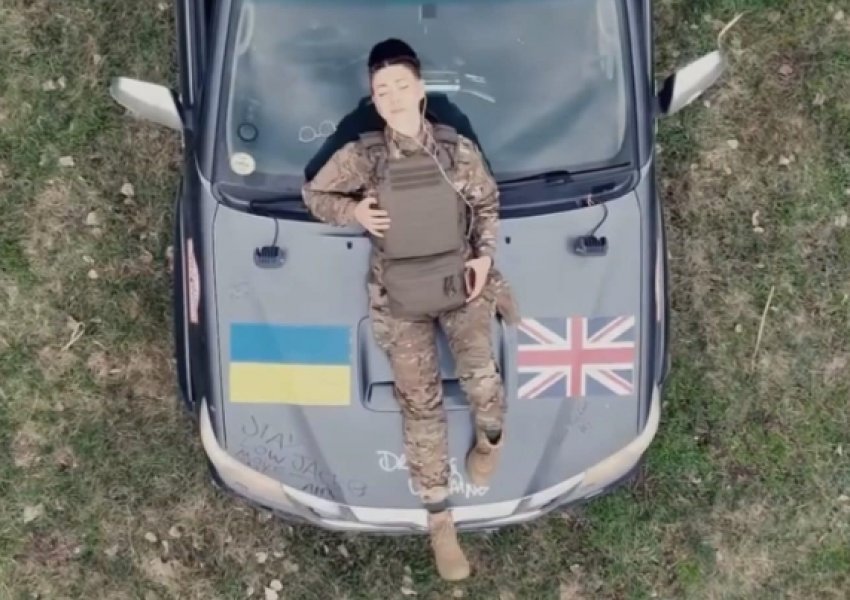 Dua Lipa ndihmon batalionin ukrainas me një kamionçinë