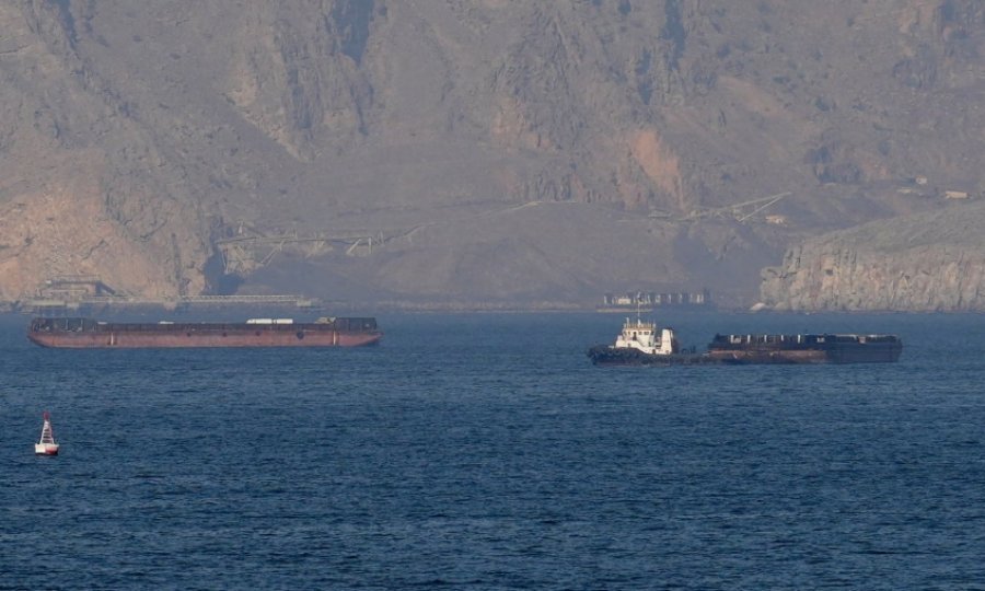 Alarm në Ngushticën e Hormuzit/ Dy anije tregtare qëllohen brenda pak orësh, njëra goditet rëndë nga IRGC