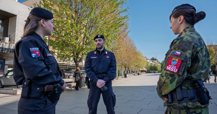 Ushtarë çekë, moldavë e italianë të KFOR-it zhvilluan patrullime për siguri dhe stabilitet në Prishtinë