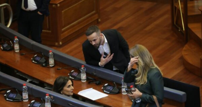 Fatos Geci tenton t’i flasë, por Vlora Çitaku e injoron