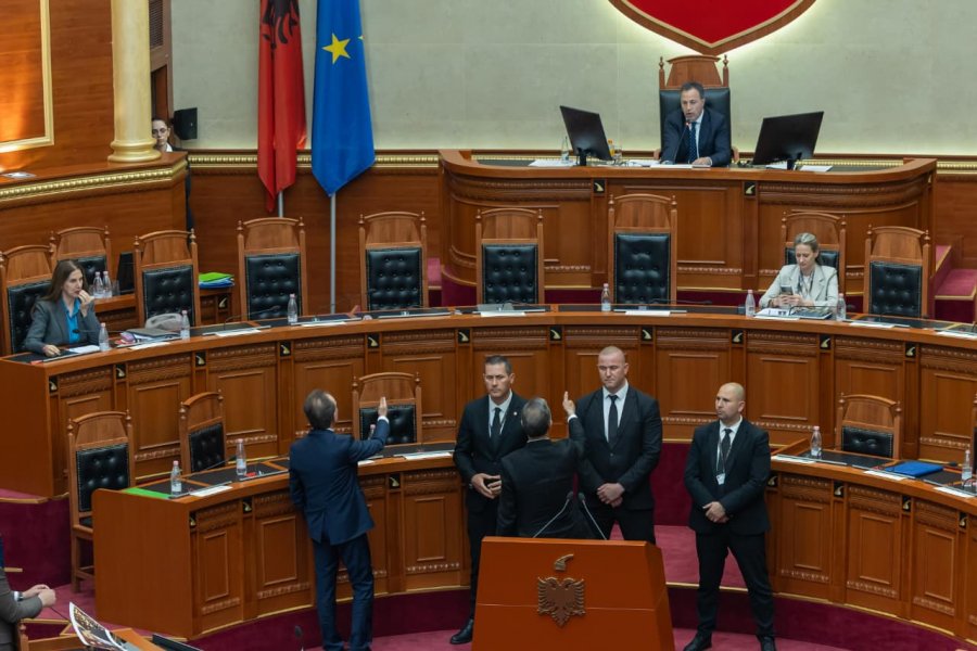 Kërkoi të drejtën e replikës, Peleshi dhunon rregulloren, përjashton deputetin Boçin për t'i mbyllur gojën opozitës