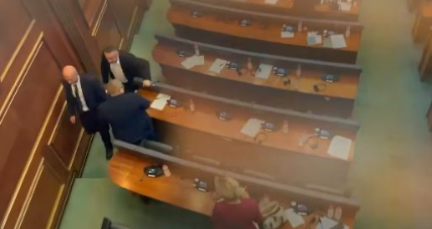 Deputetët serbë lëshojnë sallën pas vendimit për sulmin terrorist në Banjskë