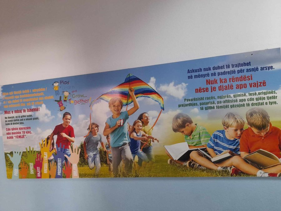 Korçë/ Prindi ngre alarmin: Poster LGBT në shkollën ‘Mësonjëtorja e Parë Shqipe’, kërkohet ndërhyrje urgjente
