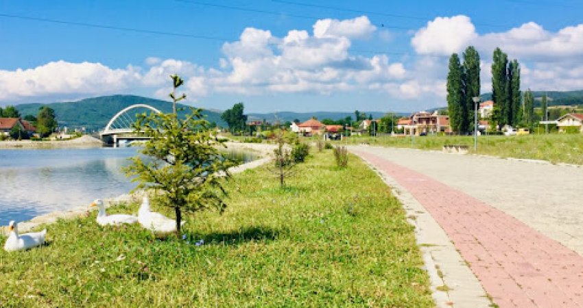 Bie një foshnje në Liqenin Akumulues në Mitrovicë, nxirret me shenja jeta nga një qytetar