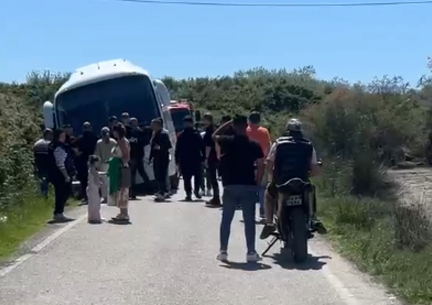 VIDEO/ Autobusi me nxënësit në Vlorë përfundon jashtë rrugës pranë Manastirit të Zvërnecit