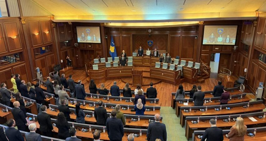 Deputetët nderojnë akademikun Rexhep Qosja, mbajnë një minutë heshtje