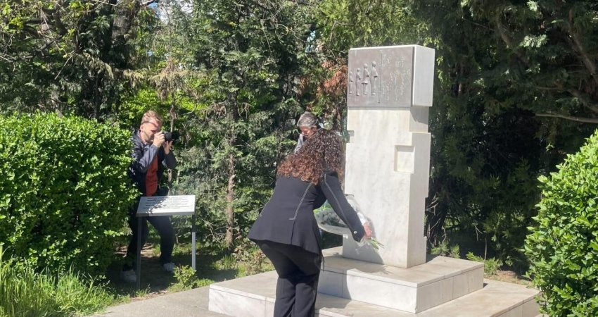 Vjosa Osmani refuzon të komentojë për çështjen e presidentit gjatë homazheve