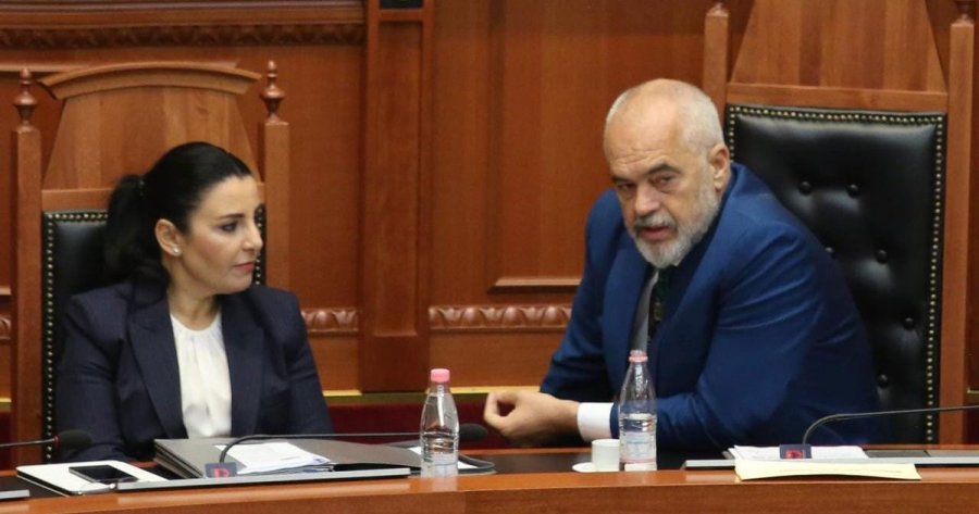 Rama mbledh të tijtë në pallatin e Brigadave: Ferit Hoxha i skandalit diplomatik do raportojë para Ballukut për integrimin