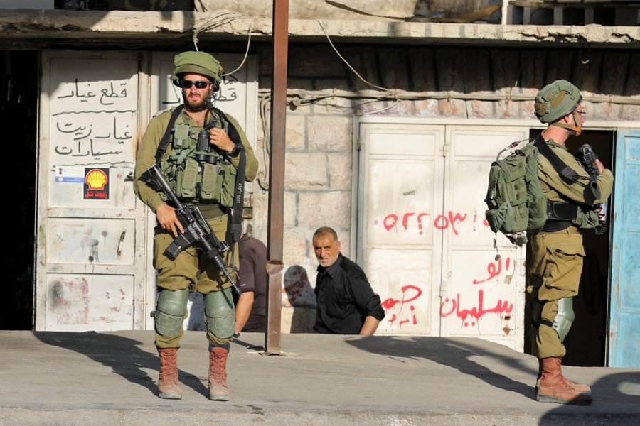Forcat izraelite bastisin në qytetin al-Ram dhe në kampin e refugjatëve Qalandiya në Bregun Perëndimor