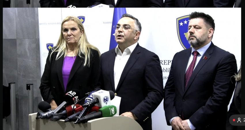 Shefi i grupit parlamentar të AAK-së, Besnik Tahiri, në konferencë për media