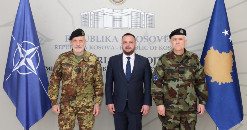 Maqedonci në takim me zyrtarë të NATO-s, thekson synimin për anëtarësim në BE