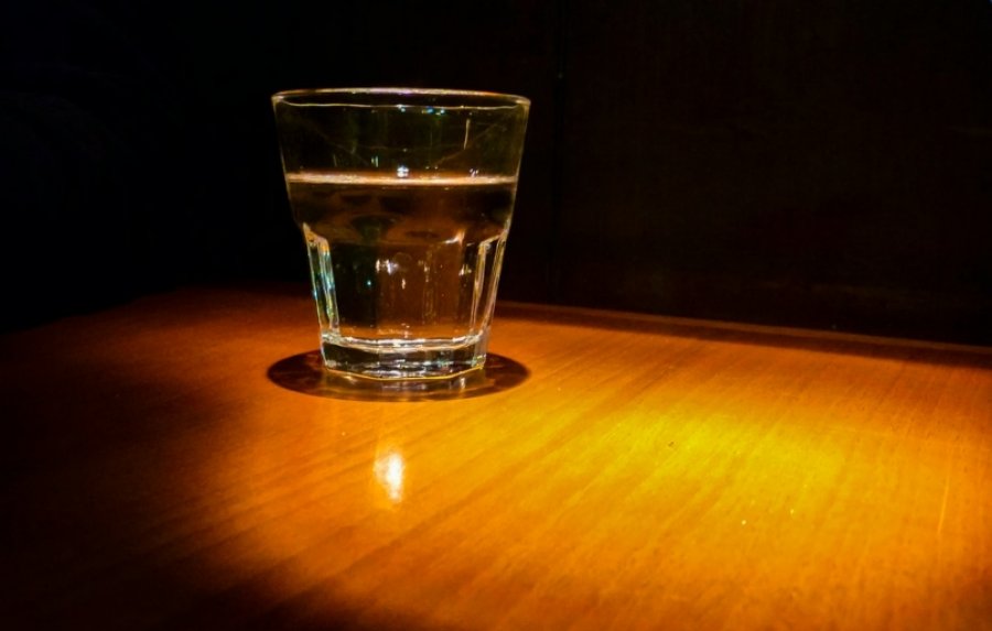 Çfarë i ndodh një gote me ujë gjatë natës - shija është e ndryshme
