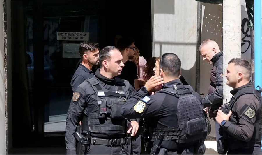 Të shtëna në qendër të Athinës, një personi i armatosur në arrati