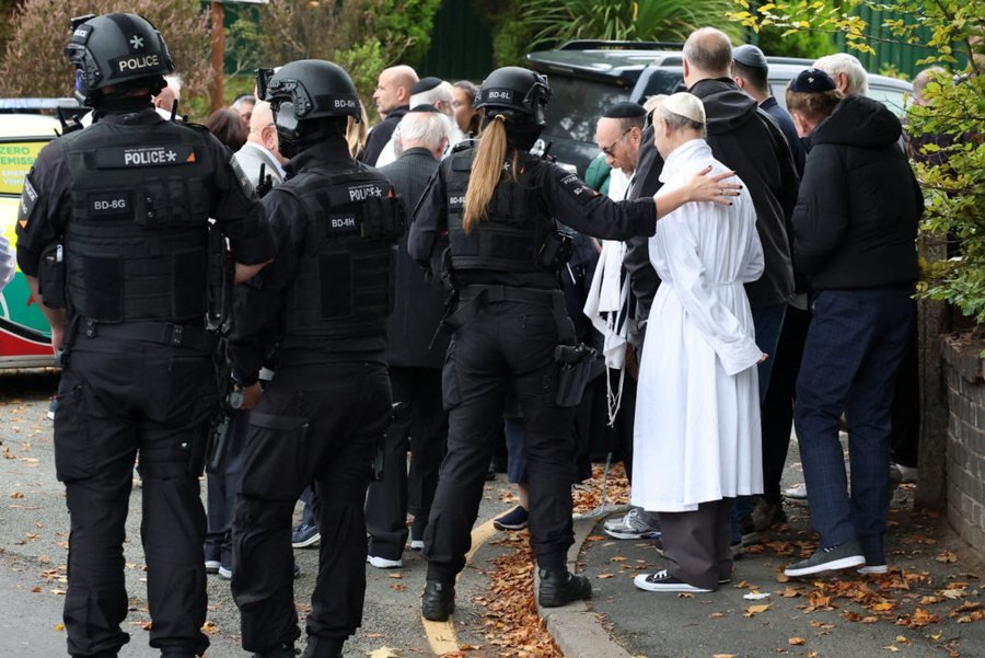 Policia britanike arreston një burrë pasi dy persona u therën në një zonë hebraike të Londrës