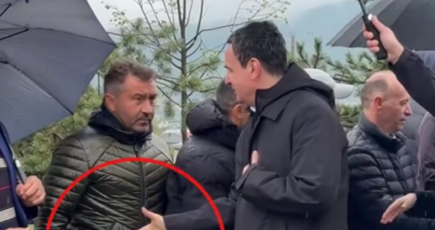 Qytetari nuk ia zgjat dorën Albin Kurtit gjatë homazheve në Gllobar të Drenasit