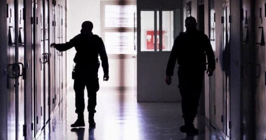 Ky është zyrtari korrektues që u pezullua, tentoi të fuste substanca narkotike brenda burgut