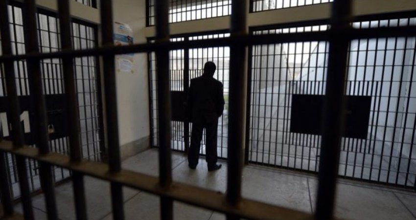 Policia po bastis shtëpinë e gardianit të arrestuar për drogë, ky është emri i tij