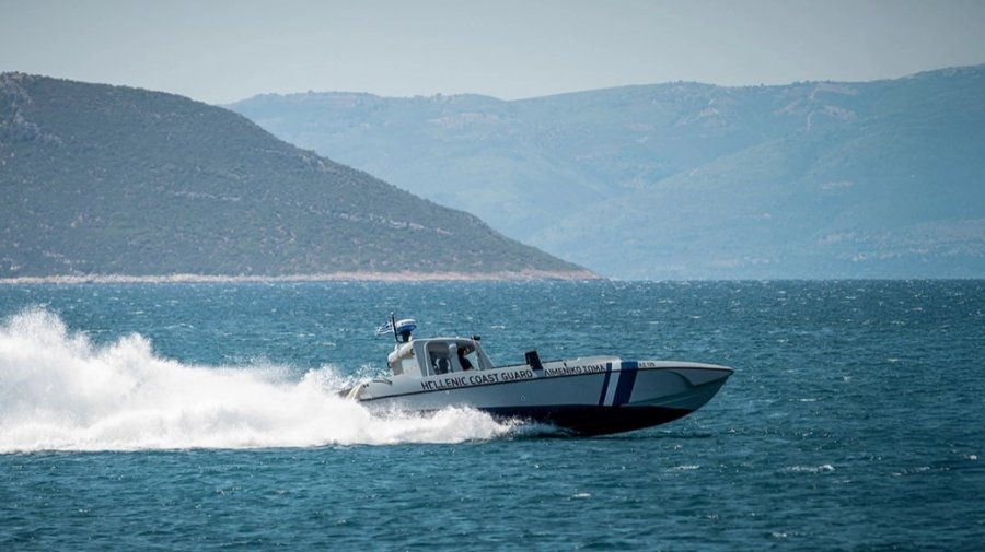 Sfidonte temperaturat e ulëta të ujit, humb jetën notari në Greqi