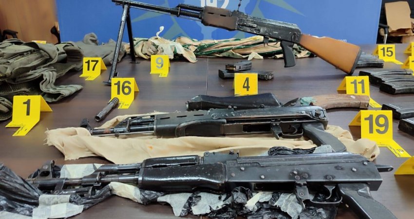 Armë të gjata, municion,  jelek anti-plumb e pajisje ushtarake – Policia e Kosovës gjen sërish armatim në veri