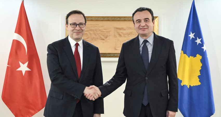 Kurti takohet me Ambasadorin e Turqisë, flasin për mundësinë e organizimit të një forumi të biznesit në Prishtinë