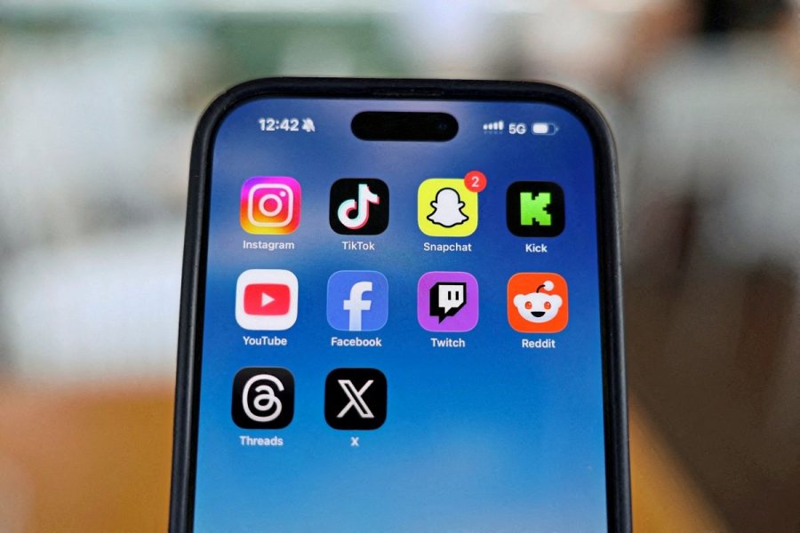 Jo vetëm mediat sociale, Britania dëshiron gjithashtu një ndalim të përgjithshëm të telefonave inteligjentë në shkolla