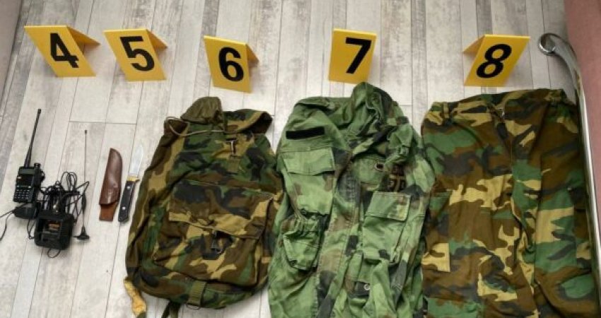 Policia e Kosovës gjen armë, pjesë të uniformave dhe flamuj të Serbisë në Leposaviq