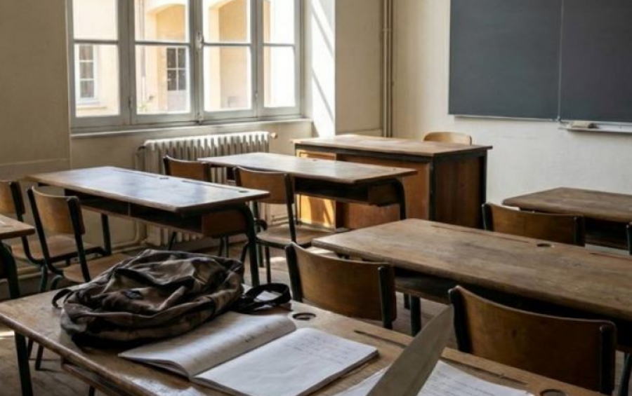 Francë, një 14-vjeçar godet me thikë mësuesen