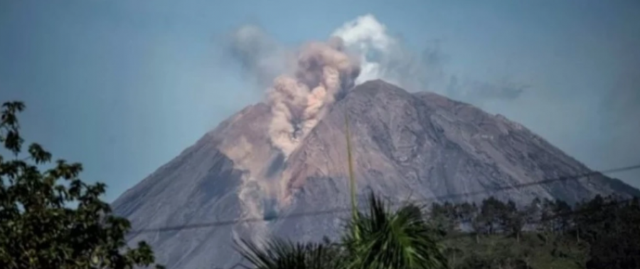 Vullkani Semeru në Indonezi shpërthen 7 herë brenda 3 orësh