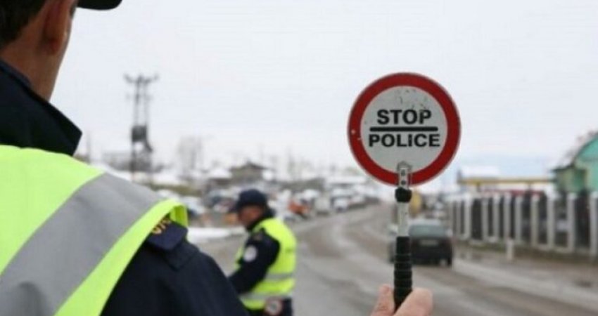 Tejkaloi kolonën përmes trotuarit, gjobitet vozitësi dhe i merret leja për 3 muaj