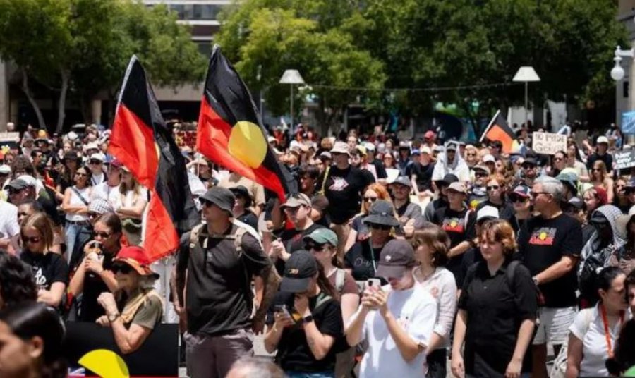 Australi/ Hodhi një pajisje shpërthyese ndaj një turme që protestonte, autori akuzohet për terrorizëm