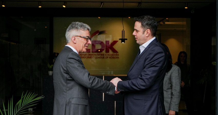 Ambasadori gjerman i shkon në zyrë Abdixhikut, flasin për situatën politike dhe për krijimin e institucioneve të reja