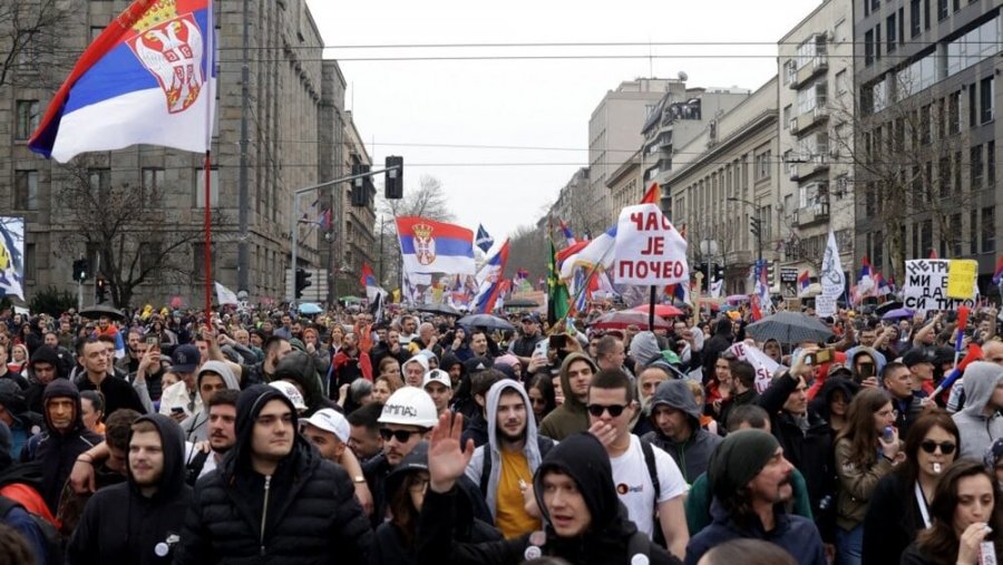 Kur zgjedhjet afrohen, Serbia zgjedh armët nga frika e qytetarëve të saj