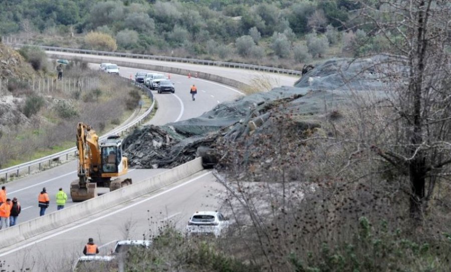 Rrëshqitje e frikshme dheu në Greqi, bllokohet autostrada, pamjet me dron tregojnë katastrofën