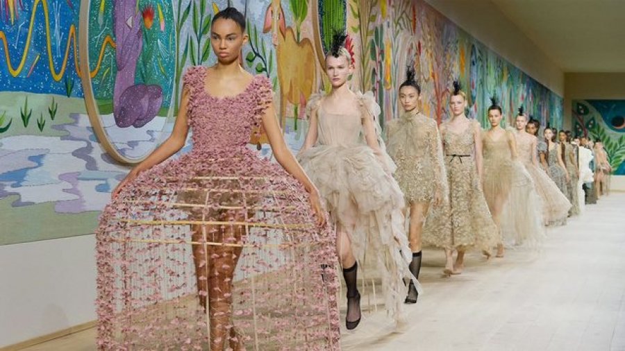 Vetëm 4 mijë njerëz në botë mund të blejnë Haute Couture
