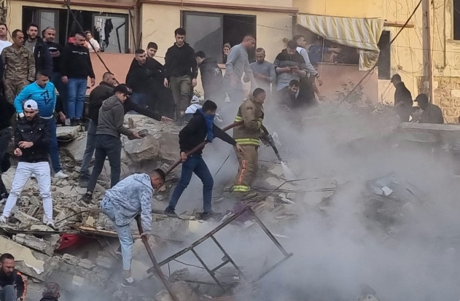 Shembet një ndërtesë banimi në Liban: Ka njerëz të varrosur nën rrënoja