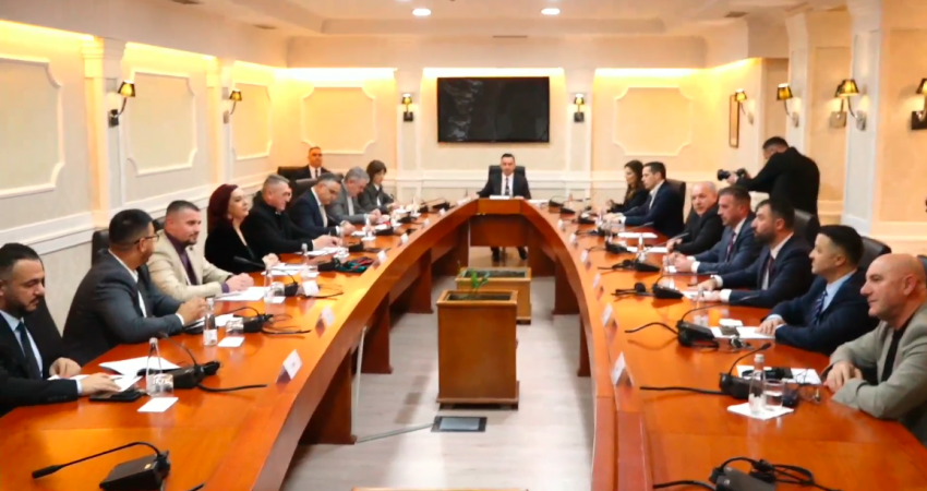 Përgatitjet për seancën e nesërme konstituive, nis takimi i Bashës me përfaqësuesit e partive politike
