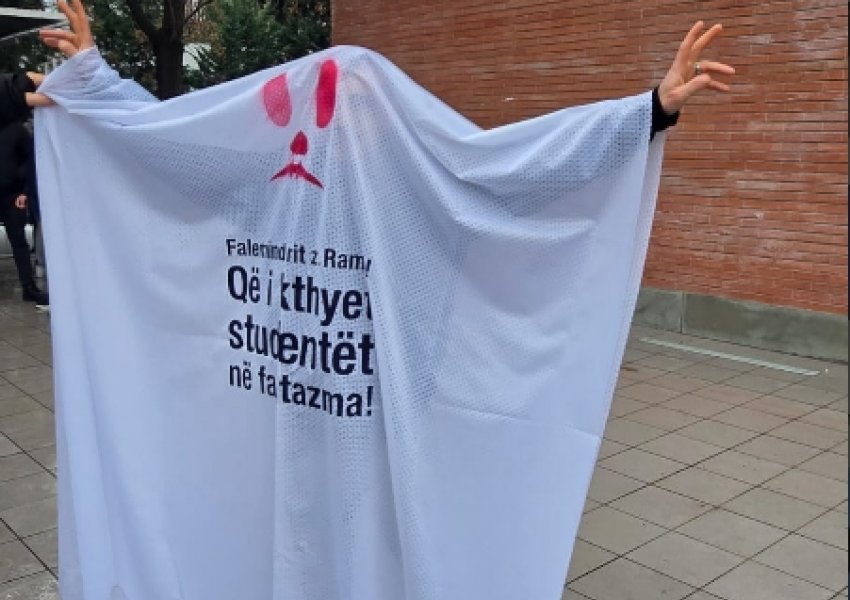 FOTOLAJM/ 'Faleminderit Rama që i riktheve studentët në fantazma': Protestuesit shpërthejnë me mesazhet kundër KM!