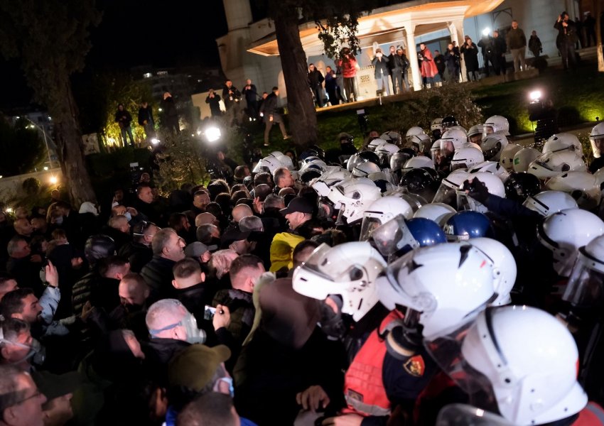 Protestuesit zhvendosen tek Parlamenti, përplasen me policinë