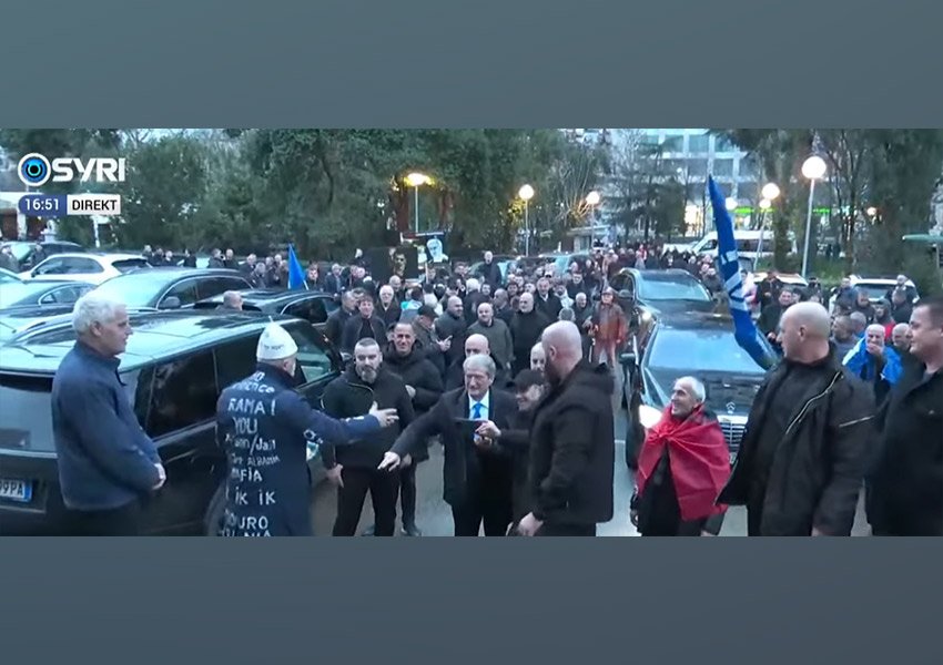 I shoqëruar nga protestuesit... Lideri i opozitës niset nga selia blu drejt Kryeministrisë