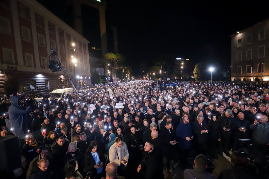 Protesta e opozitës/ Edhe nga Saranda nisen në drejtim të Tiranës me dhjetra demokratë
